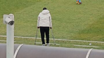 ویدیو| سرمربی رقیب پرسپولیس با عصا تیمش را هدایت می‌کند!