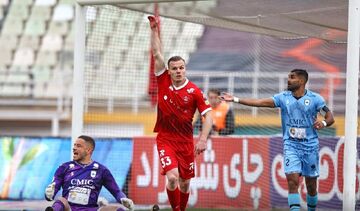 در رستوران مربی ام به‌عنوان گارسون کار کردم/ برای آمدن به پرسپولیس سکه انداختم!