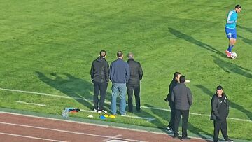 ویدیو| روزبه چشمی با لباس شخصی کنار زمین آمد!