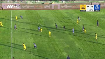 ویدیو| صحنه بحث برانگیز بازی استقلال - شمس آذر؛ اخراج یا کارت زرد؟