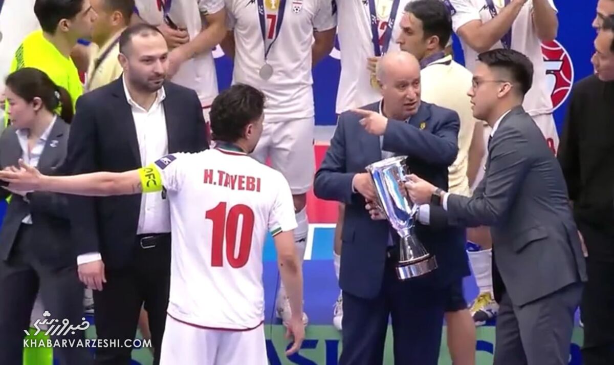 قهر تلخ سرمربی تیم ملی در اوج شادی/ شمسایی مدال قهرمانی را از گردن درآورد! +عکس