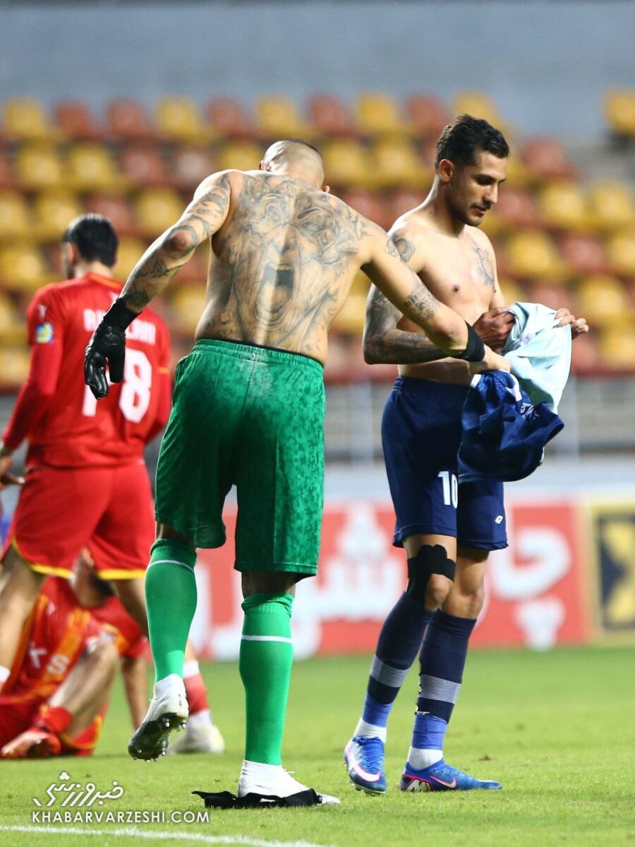 سنگینترین قاب سال فوتبال ایران/ چهره حامد لک و مهدی تیکدری بعد از تعویض پیراهن ماندگار شد +عکس