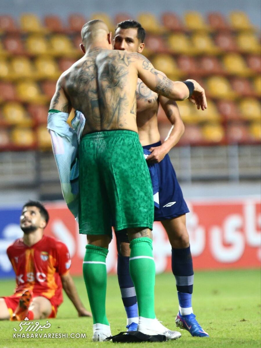 سنگینترین قاب سال فوتبال ایران/ چهره حامد لک و مهدی تیکدری بعد از تعویض پیراهن ماندگار شد +عکس