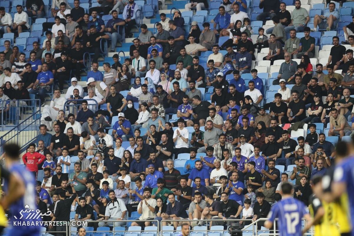 ویدیو| تشویق چهره محبوب استقلال در ورزشگاه دبی