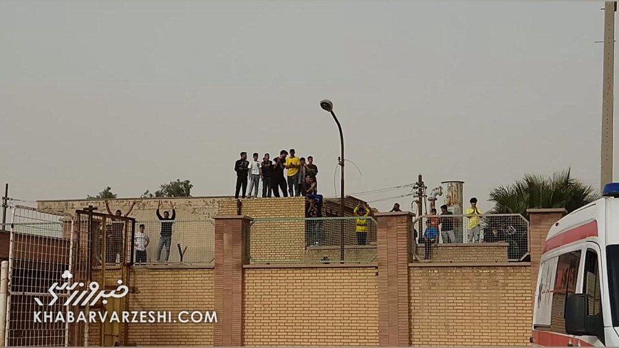 ویدیو| بازی بدون تماشاگر، تشویق هواداران از روی دیوار!