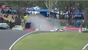 ویدیو| تصادف مهیب و آتش سوزی وحشتناکه مسابقته ۱۲ ساعته را متوقف کرد