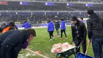 ویدیو| اقدام دسته جمعی هواداران فوتبال جهانی شد/ حرکت تحسین‌برانگیز برای جلوگیری از لغو بازی