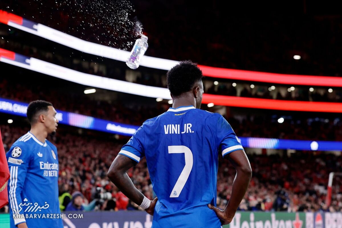 پرت شدن اشیا به سمت وینیسیوس