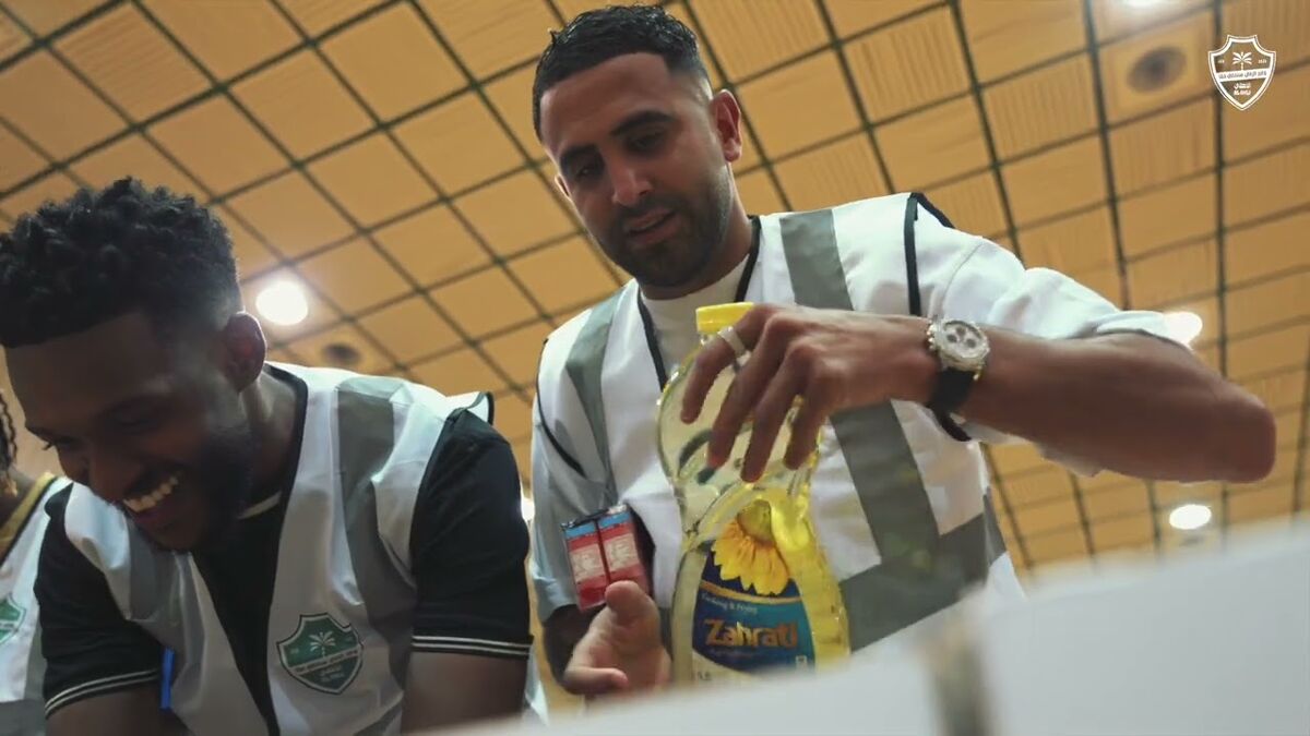 ویدیو| اقدام متفاوت و انسان دوستانه بازیکنان الاهلی برای رمضان