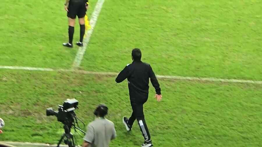 ویدیو| گل پیروزی‌بخش فولاد جنجالی شد/ امیدیان وارد زمین شد و بر سر خود کوبید