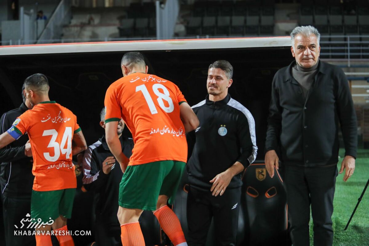 سرمربی جدید استقلال در جایگاه ویژه ورزشگاه/ وریا غفوری روی نیمکت آبی‌ها +عکس