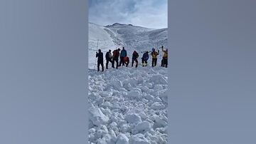 ویدیو| تلاش برای یافتن پیکر دو کوهنورد زیر برف ۱۰ متری جاده چالوس