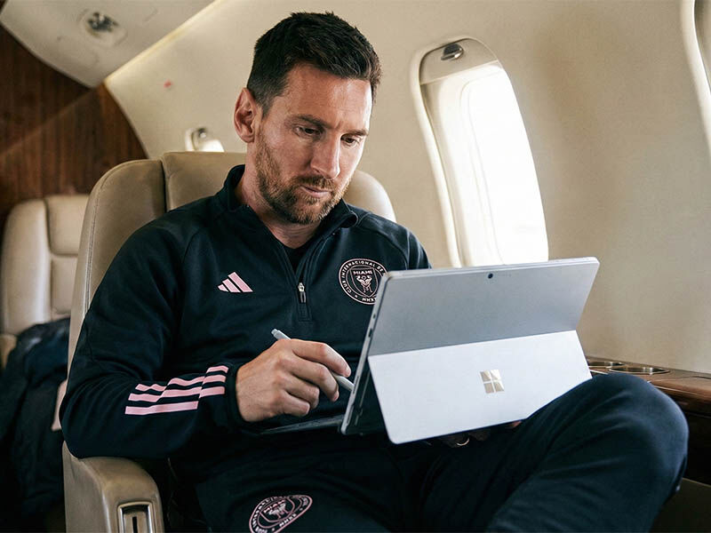 تماشای بازی قبلی تیم حریف توسط مسی با استفاده از سرفیس پرو