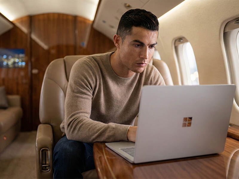 دیدن فیلم برای ریکاوری قبل بازی توسط رونالدو با لپتاپ سرفیس