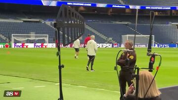 ویدیو| مورینیو پس از ۱۳ سال روی چمن برنابئو قدم زد!