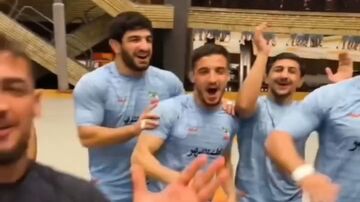 ویدیو| جو شاد اردوی تیم ملی کشتی؛ آزادکاران روی تشک بسکتبال بازی کردند!