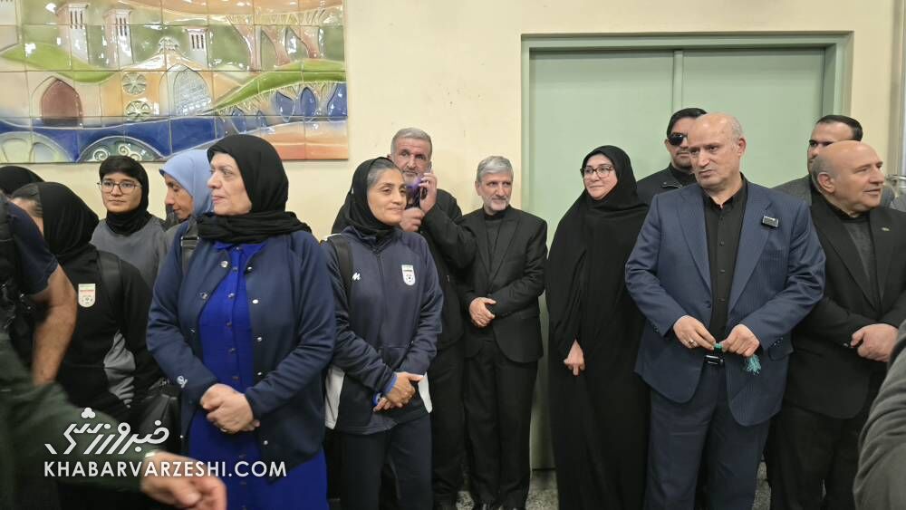 اولین تصویر از دختران تیم ملی فوتبال بعد از بازگشت به ایران/ تاج: باید به بانوان ورزشکار گفت دمتان گرم! اولین تصویر از دختران تیم ملی فوتبال بعد از بازگشت به ایران/ تاج: باید به بانوان ورزشکار گفت دمتان گرم!