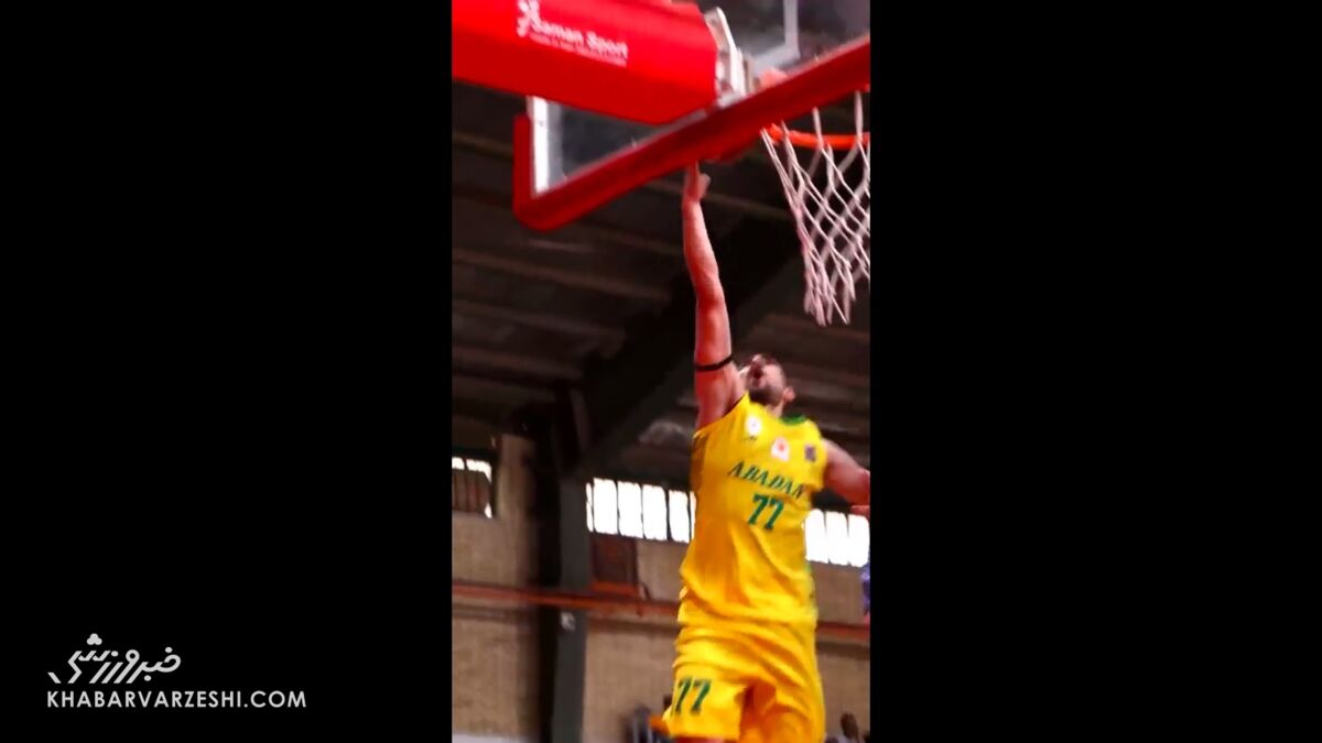 ویدیو| بلاک شات پدیده ۱۹ ساله بسکتبال استقلال/ در حد NBA؟!