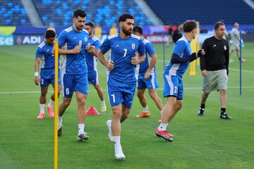 پوستر رسمی جام جهانی برای بازی ایران و نیوزیلند؛ کاپیتان‌ها رخ به رخ شدند
