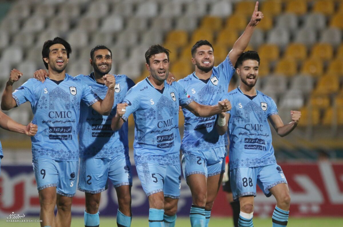 پوستر جنجالی چادرملو علیه گل‌گهر؛ ما شریف می‌جنگیم +عکس