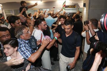 موبایل مدافع تیم ملی در شلوغی مراسم استقبال ناپدید شد!