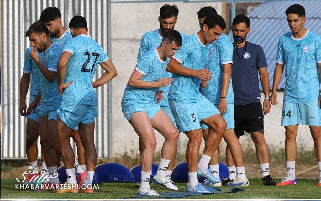 بحران در استقلال؛ آبیها بعد از ۲۳ روز هنوز تیم کامل ندارند تمرینات پیشفصل استقلال