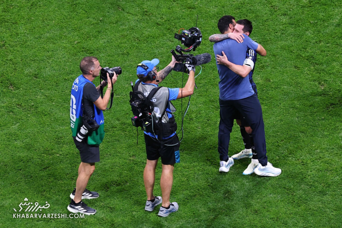 لیونل اسکالونی و لیونل مسی در پایان دیدار انگلیس - آرژانتین
