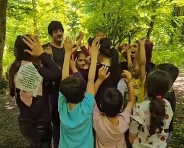 ویدیو| کوهپیمایی دیدنی رسول خادم با فرزندان خانواده مهر و ماه؛ ما خسته می‌شویم... اما ادامه می‌دهیم