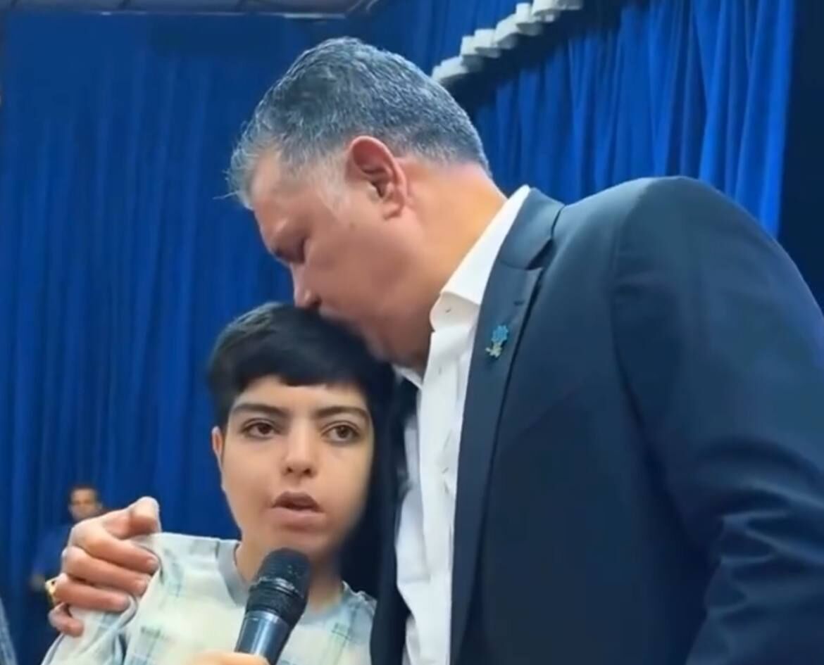 نشان عالی انسانیت و نیکوکاری به علی دایی اهدا شد
