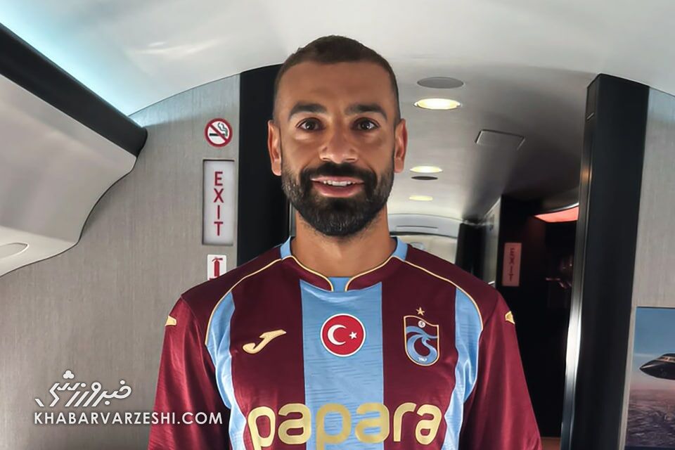 فوری| محمد صلاح در هواپیما به ترابزون اسپور پیوست/ شماره خاص بر تن ستاره مصری