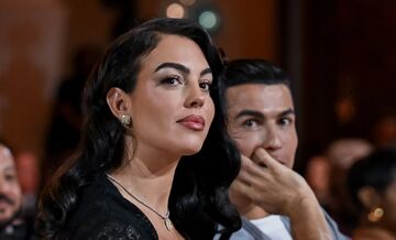 تجمع هواداران مقابل کلیسا برای عروسی رونالدو و جورجینا! +عکس