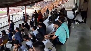 ویدیو| حضور افراد متفرقه در جایگاه خبرنگاران ورزشگاه سردار آزادگان!