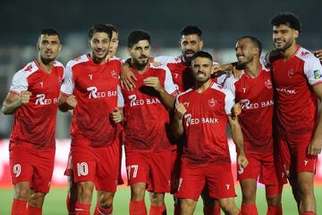 پرسپولیس ۴ - استقلال خوزستان ۱/ صدر جدول با گلباران آبی‌ها، قرمز شد