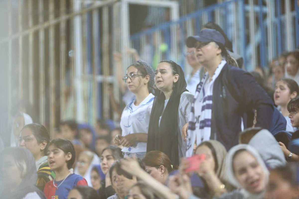 پشت این پیراهن، یک شهر نفس میکشد...