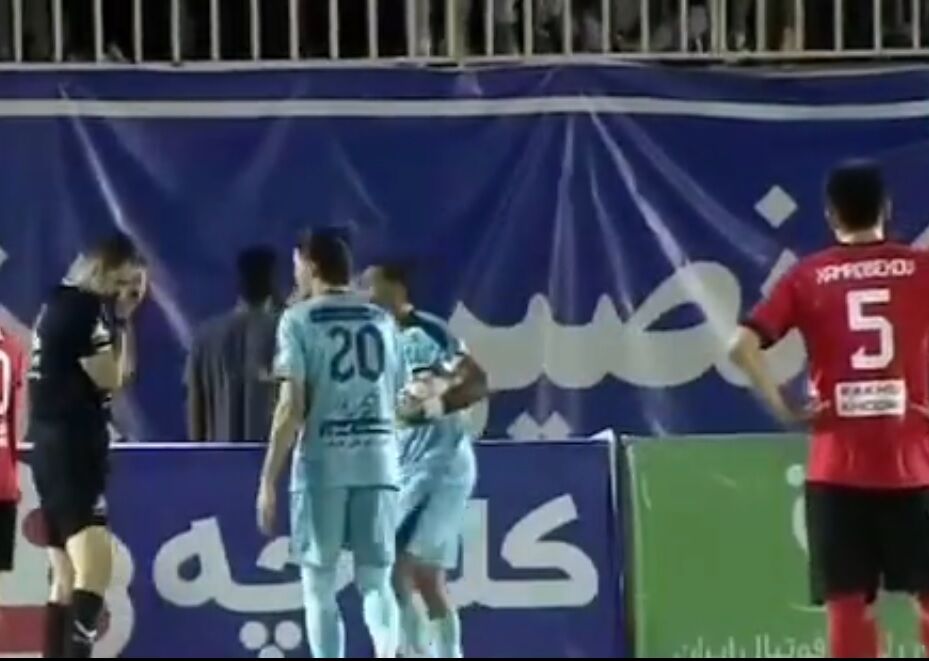 اعتراض هواداران چادرملو به قضاوت حیدری با پرتاب بطری