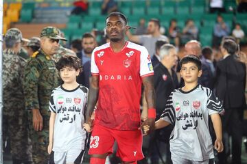 بیفوما: به خاطر پرسپولیس قید تیم ملی را زدم/ مردم ایران با همه مشکلات لبخند می‌زنند/ زندگی شخصی من هیچ حاشیه‌ای ندارد!