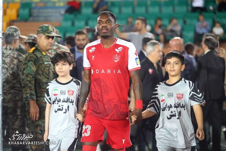 بیفوما: به خاطر پرسپولیس قید تیم ملی را زدم/ مردم ایران با همه مشکلات لبخند می‌زنند/ زندگی شخصی من هیچ حاشیه‌ای ندارد!