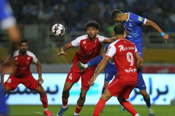 این پرسپولیس به زودی از تراکتور رد می‌شود و در صدر می‌ایستد/ استقلال در جدول عقب افتاد چون دو بار باخته است