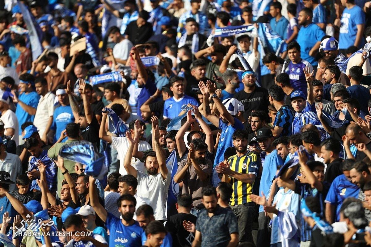 درگیری هواداران پرسپولیس و استقلال/ کریخوانی آتشین سرخابیها قبل از دربی