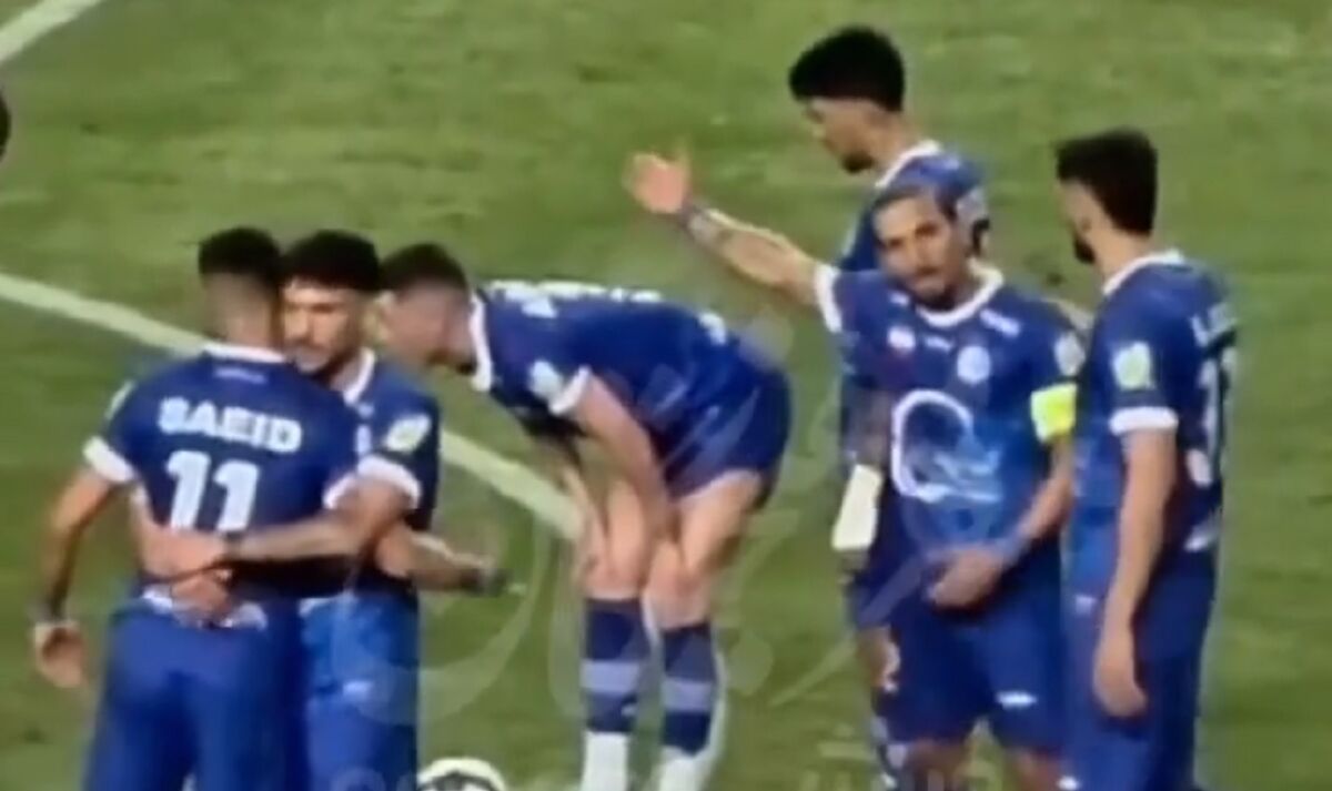 مخالفت علنی بازیکن استقلال با تصمیم سرمربی در جریان دربی