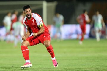 واکنش کاپیتان پرسپولیس به گرفتن گلوی مدافع استقلال در دربی/ کنعانی: اتفاقات تبریز؟ دوست ندارم/ پنالتی ذوب؟ به داور گفتم چک کند