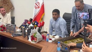 ویدیو| علیرضا دبیر شمع تولد ۵۰ سالگی را فوت کرد