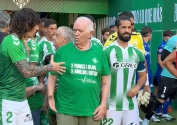 ویدیو| حرکت متفاوت بتیس؛ این بار سالمندان وارد زمین شدند!