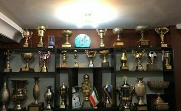 برای زنوزی هواپیما چارتر می‌کنیم بیاید جام‌های استقلال را لمس کند