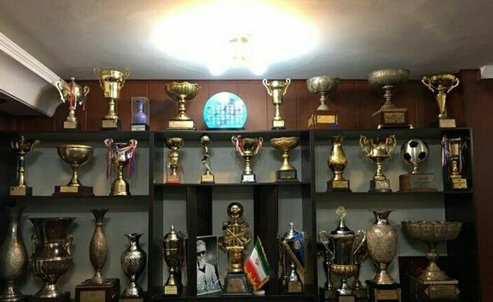 برای زنوزی هواپیما چارتر می‌کنیم بیاید جام‌های استقلال را لمس کند