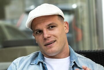 مدافع خارجی پرسپولیس شاعر و نویسنده از آب درآمد!