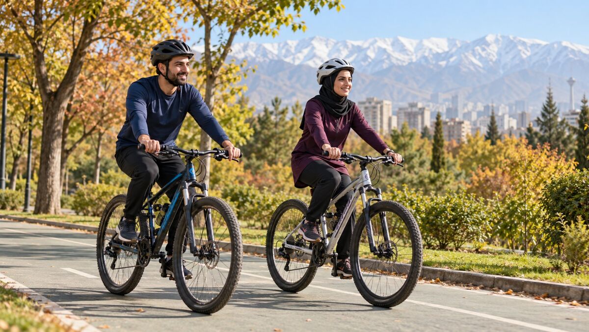 دو دوچرخه سوار در حال رکابزنی در مسیرهای دوچرخه سواری تهران