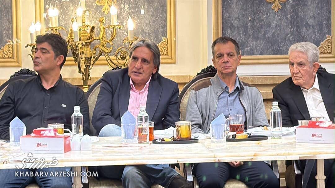 دیدار استقلالی&zwnj;ها با مدیرعامل جدید/ متدین پای صحبت پیشکسوتان نشست +عکس