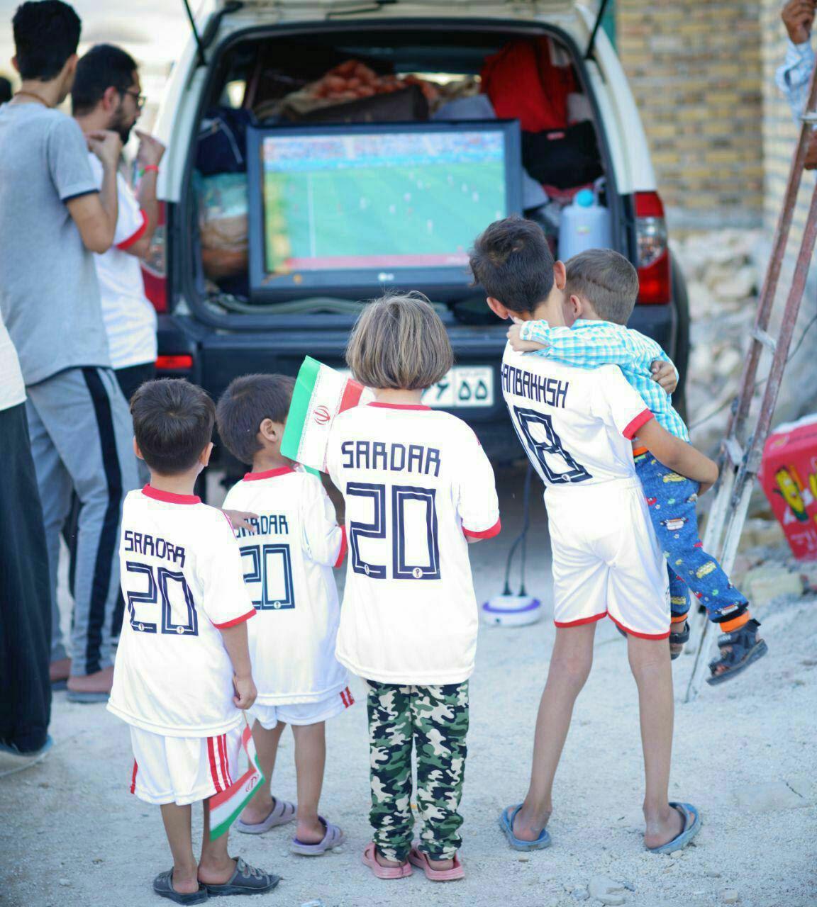 عکس| ضیافت جام‌جهانی کنار آواره‌های سرپل‌ذهاب