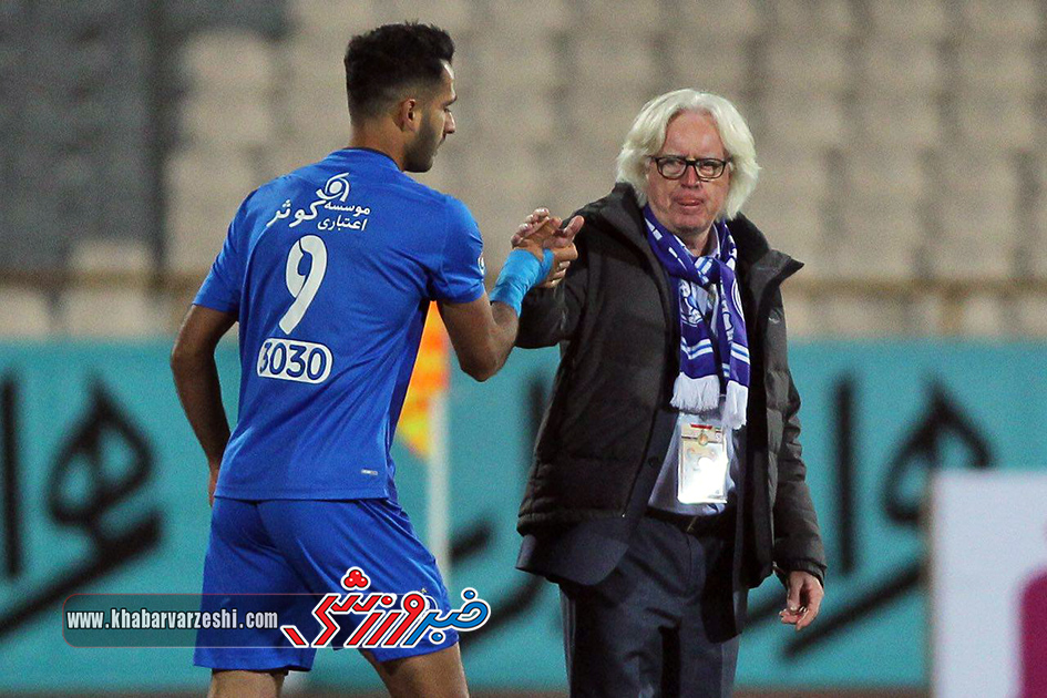 قلم قرمز شفر روی نام 5 بازیکن آبی پوش